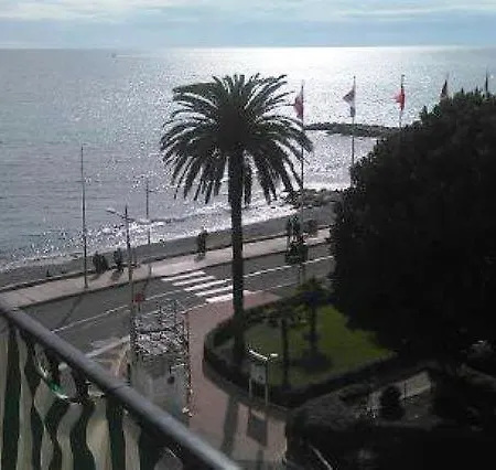 2 Bedroom Flat/water Front *